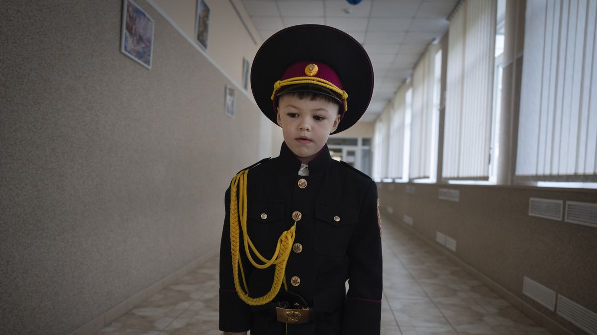 FOTO: Malí kadeti a kadetky. Děti v Kyjevě mají za sebou první školní den na speciálním lyceu